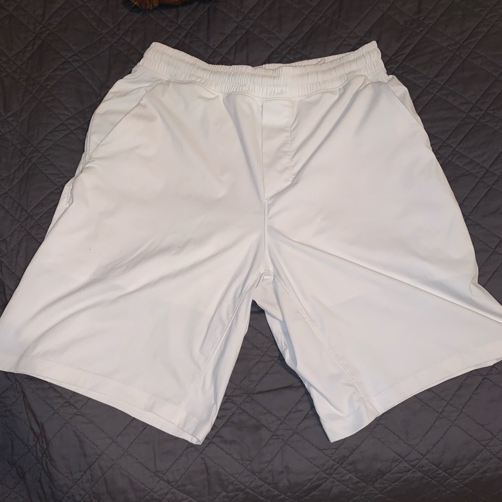 Lululemon white shorts sz M
